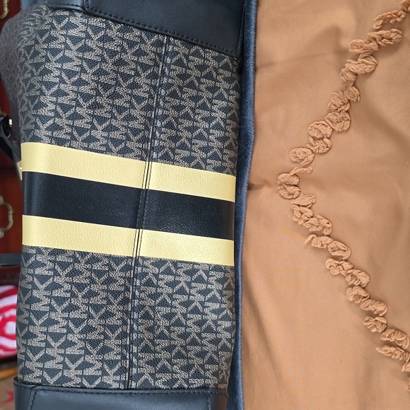 Michael kors large tote with small insert bag.non leather. - Picture 3 of 5